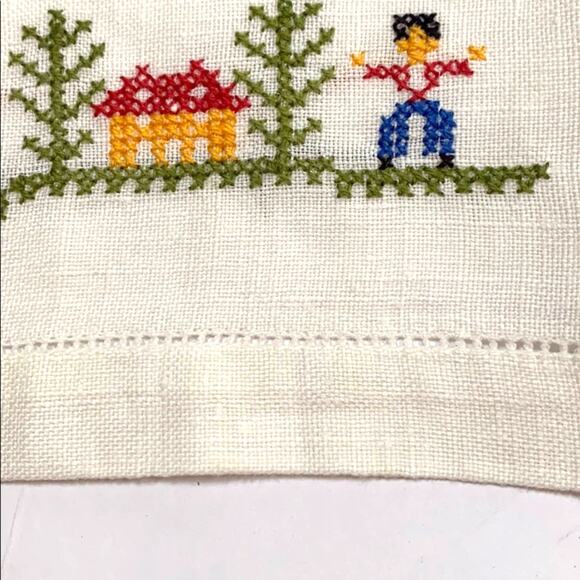 Vintage pair embroidered guest hand towels… - Picture 4 of 5